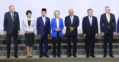 写真:G20サミット初日の22日、記念撮影に臨む高市首相(左から2人目)。中国の李強首相(右から2人目)との接触はなかった=南アフリカ・ヨハネスブルク(代表撮影・共同)