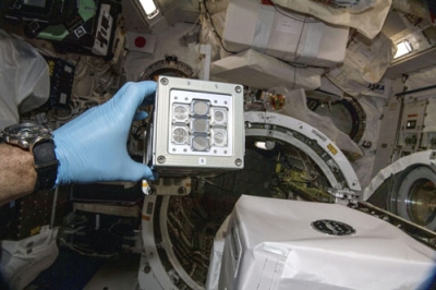 写真：コケの胞子が納められた実験装置（中央）＝国際宇宙ステーション（ＪＡＸＡ／ＮＡＳＡ提供）