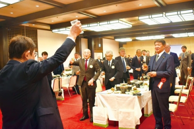 写真:LCの発展を願って祝杯を挙げる出席者