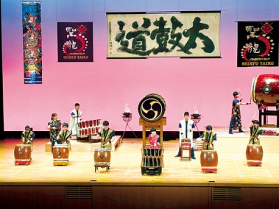 写真：龍響祭で見事な演奏を披露する伊達中東山太鼓翠龍の生徒たち