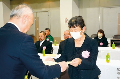 写真：事業所優良従業員として表彰状を受け取る受賞者