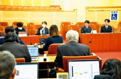 写真：市議に自身の考えを伝える右から木賊さん、三枝さんら議会サポーター