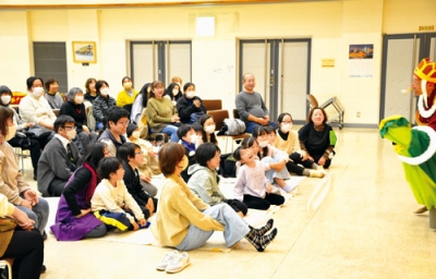 写真：パペット落語を楽しむ子どもたち