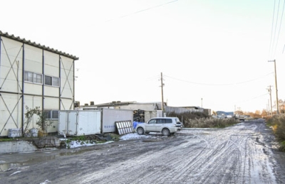 写真：ロケット花火が打ち込まれた中古車店＝江別市角山