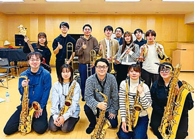 写真：コンサートに出演する萱生さん（前列中央）とフラップスジャズオーケストラのメンバー