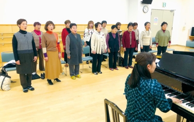 写真：４０周年記念コンサートに向けて練習に励むメンバー