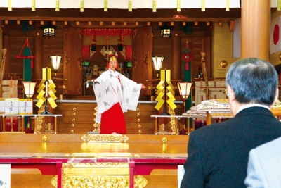 写真：新嘗祭で「豊栄の舞」を奉納する巫女