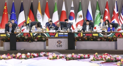 写真：Ｇ２０サミットの２日目の討議に臨む高市首相（前列右端）と中国の李強首相（同左端）＝２３日、南アフリカ・ヨハネスブルク（代表撮影・共同）