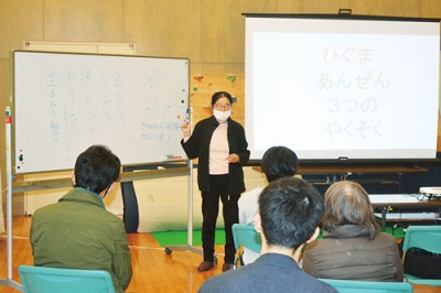 写真：ヒグマの生態や遭遇した時の対処法を伝える前田代表