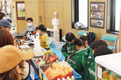 写真：コンビニ店員やラジオＤＪなどを体験する子どもたち