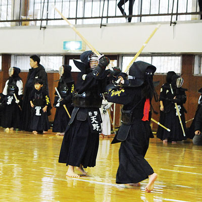 写真:1本を狙い激しい攻防を見せる剣士たち