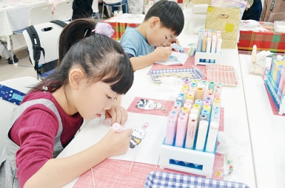 写真：グラスデコを体験する子どもたち