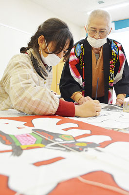 写真：笹山さん（右）の指導を受けながら、たこを作る参加者