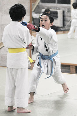 写真：全国大会に向けて練習に励む西岡選手