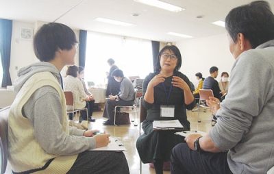写真：円滑な話し合いのこつを学ぶ参加者