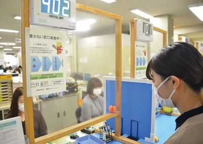写真：「書かない窓口」を周知している市民サービスグループの窓口
