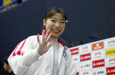 写真：体操の全日本団体・種目別選手権、女子平均台決勝での演技を終え、手を振る芦川うらら＝高崎アリーナ