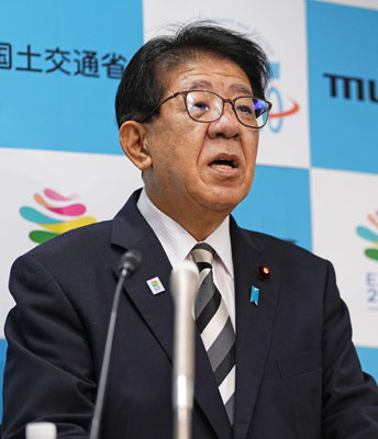 写真:記者会見する金子国交相=25日午前、国交省