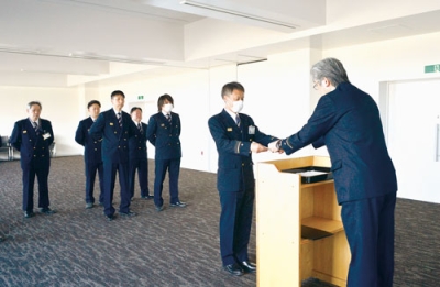 写真：沼田消防長（右）から辞令を受け取る職員