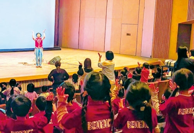 写真：歌や踊りで楽しんだコンサート