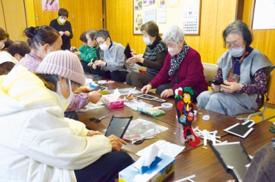 写真：羽子板の飾り作りで交流する「富之沢自治会」のふれあいサロン