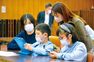 写真:アニメーションの制作に取り組む親子ら