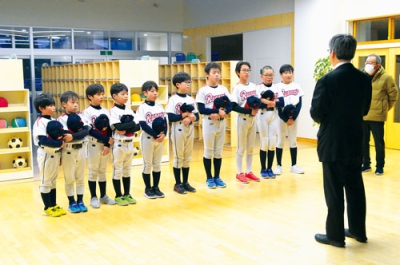 写真:椎名教頭に今季の大会結果を報告するランナーズ選手