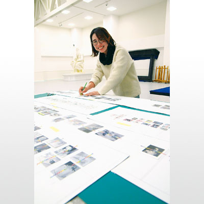 写真：より良い展示会の開催へ会場内のレイアウトを考える永山塾長＝伊達市噴火湾文化研究所