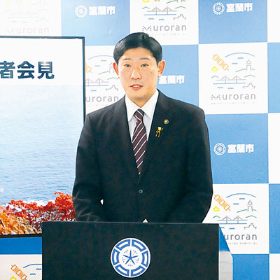 写真：２８日に招集予定の第４回室蘭市議会定例会を前に記者会見に臨む青山市長