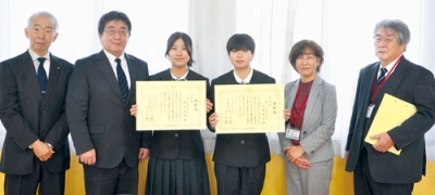 写真:奨励賞を受賞した三浦さん(右から3人目)と髙田さん(同4人目)