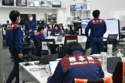 写真：熊本県阿蘇地方の地震から一夜明け、被害状況を確認する県の災害警戒本部＝２６日午前、熊本県庁