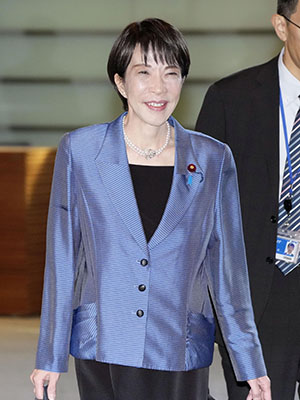 写真：首相官邸に入る高市首相＝２６日午前