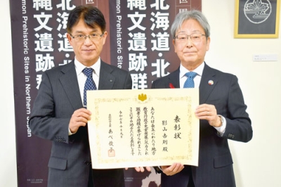 写真：文部科学大臣の地方教育行政功労者表彰を受けた伊達市前教育長の影山さん（右）