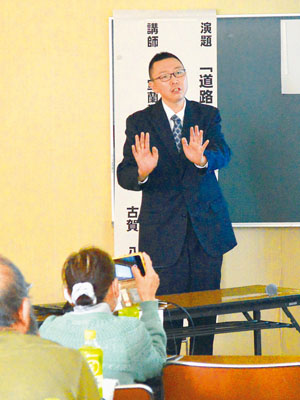 写真：詐欺被害について話す服部さん