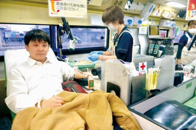 写真：献血に協力する組合員