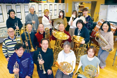 写真：演奏会に向け調整をしている「室苫ブラスアンサンブル饗宴」のメンバー