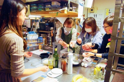 写真：ロールケーキ作りを体験する参加者