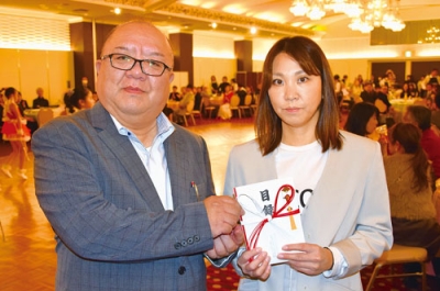 写真：小野事務局長（右）に善意を手渡した波多野組合長