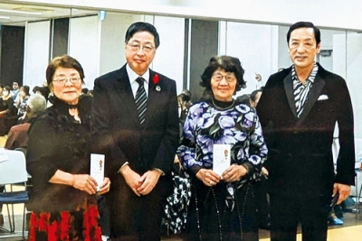 写真：ダンスパーティーの益金を寄付した西村代表（右）＝提供写真