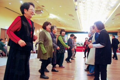 写真：マンドリンの演奏に合わせてダンスのステップを踏む参加者