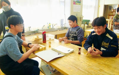 写真:木工の作業に取り組む生徒ら