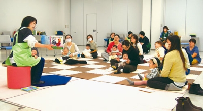 写真：絵本の読み聞かせを楽しむ親子ら