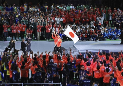 写真:「東京デフリンピック」の閉会式で旗手を務めるサッカー男子の松元卓巳=26日、東京体育館(代表撮影)
