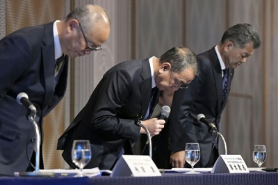 写真：サイバー攻撃によるシステム障害について謝罪するアサヒグループホールディングスの勝木敦志社長（中央）ら＝２７日午前、東京都千代田区