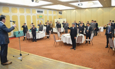 写真：今季のねぎらいと来季の飛躍を願って祝杯を上げる参加者たち