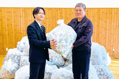 写真：海星学院生徒会の関野会長（左）に手渡す登別中央ＬＣの川浪会長