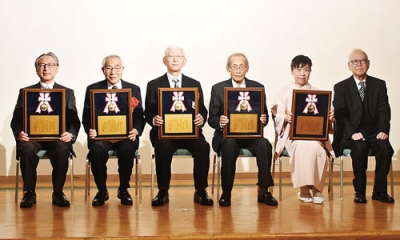写真：伊達市の文化発展への尽力がたたえられた（左から）菊地さん、金さん、富田さん、加藤さん、山田さんと森田会長