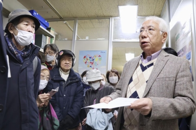 写真:要請書を道庁に提出した市川守弘弁護士(右)=27日午後、札幌市