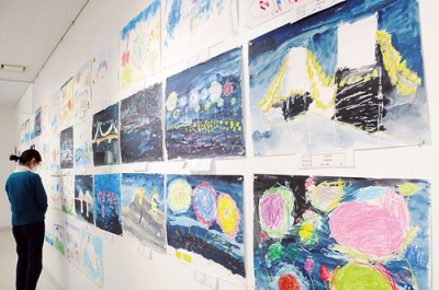 写真：子どもたちが描いた「大好きな室蘭」が並ぶ絵画展