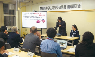 写真:ノックスビル市での体験を発表する生徒